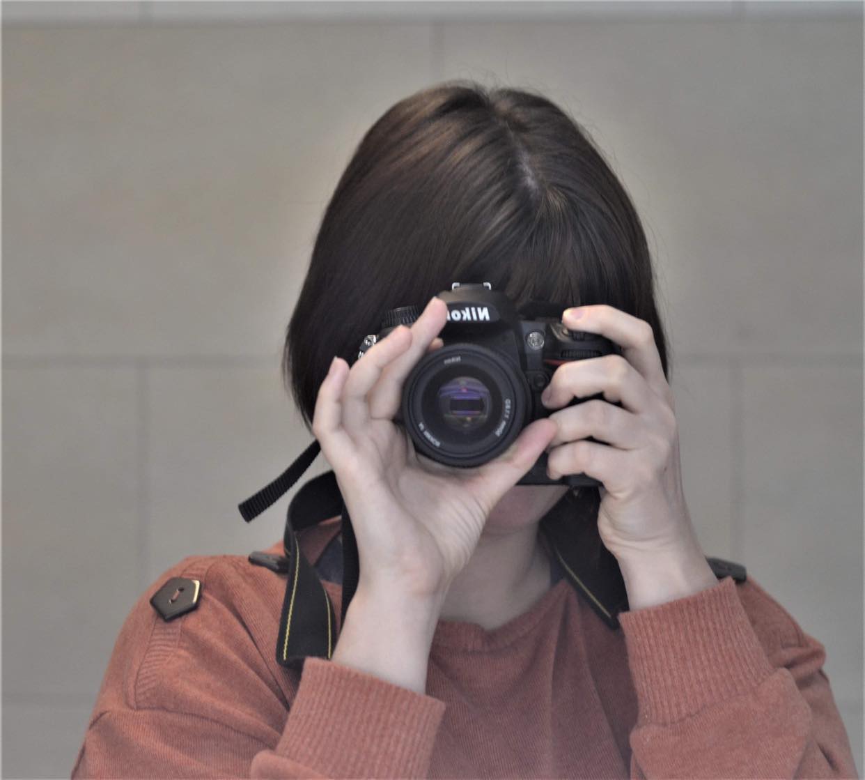 Une femme qui se prend en photo