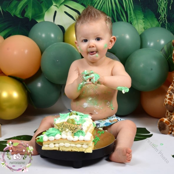 Enfant qui mange un gateau